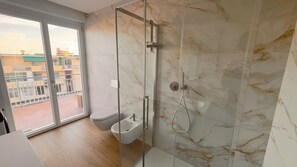 Hair dryer, towels, soap, toilet paper - Sea View Penthouse (Sanremo)
