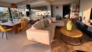Un salon moderne avec un canapé, une table basse et un coin repas.