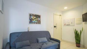 Apartamento básico | Área de estar | Smart TV 32 polegadas com canais digitais
