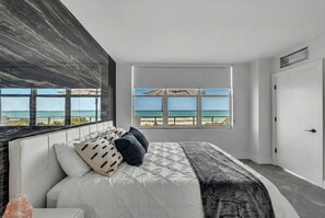 Room - Direct Oceanfront 2BR · Huge Balcony, Free Parking (Miami Beach)