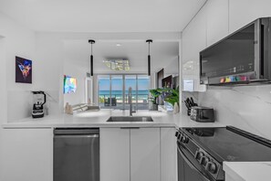 Private kitchen - Direct Oceanfront 2BR · Huge Balcony, Free Parking (Miami Beach)