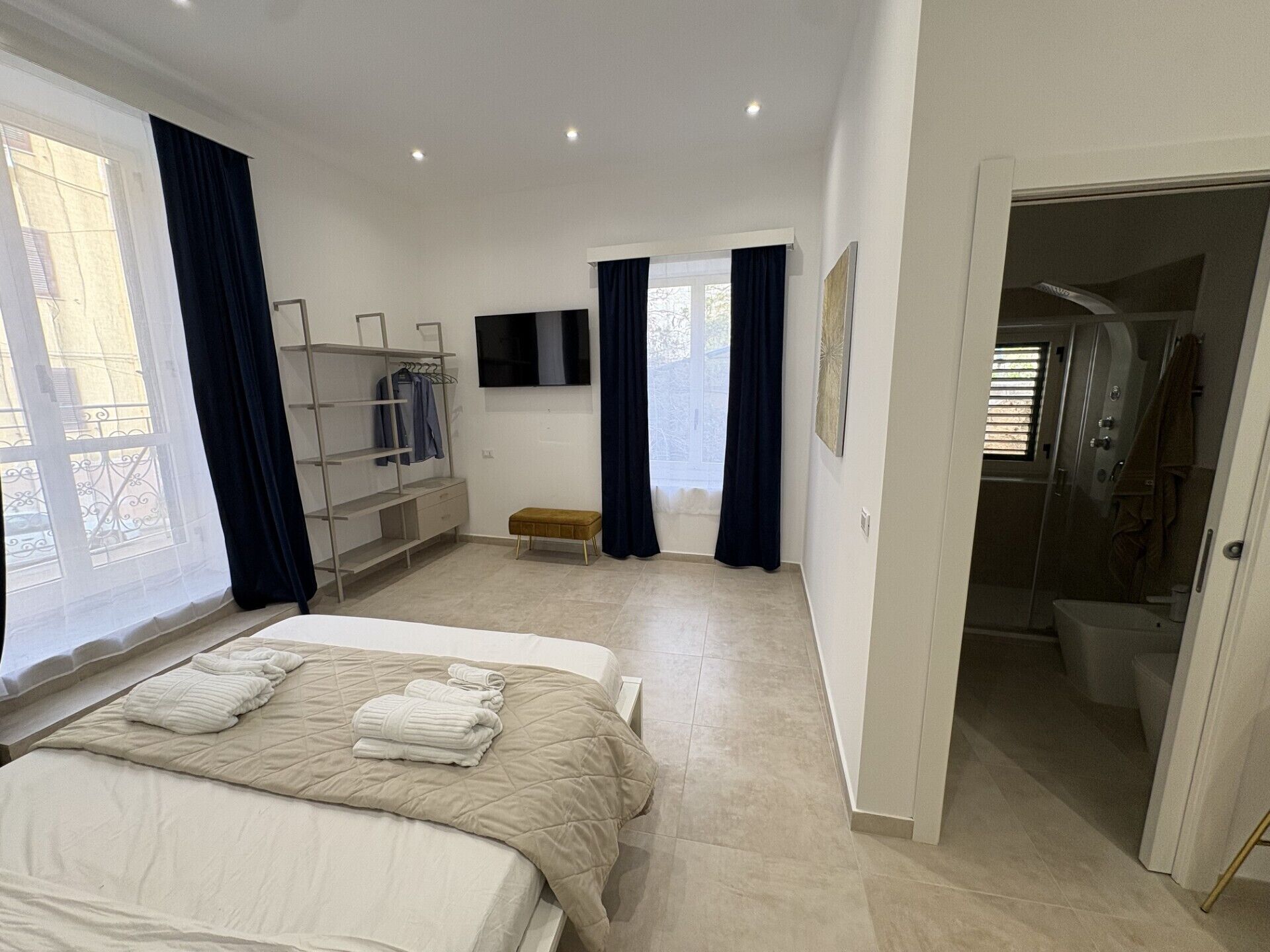 Camera King Superior con Materasso Matrimoniale | Mobiliario individual, wifi gratis, ropa de cama