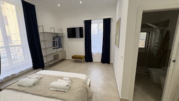Camera King Superior con Materasso Matrimoniale | Mobiliario individual, wifi gratis, ropa de cama