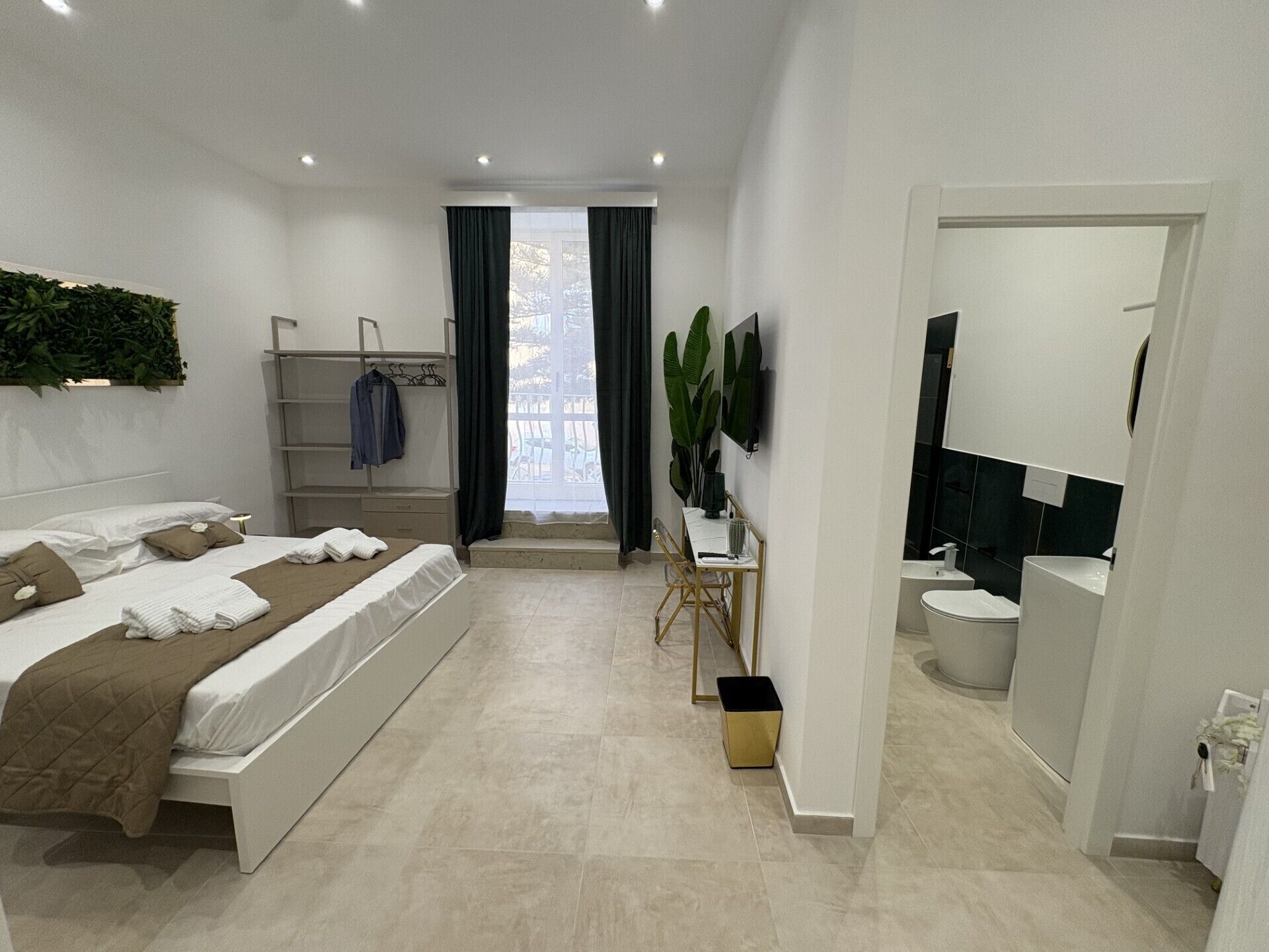 Camera King Deluxe con Materasso Matrimoniale | Individually furnished, free WiFi, bed sheets