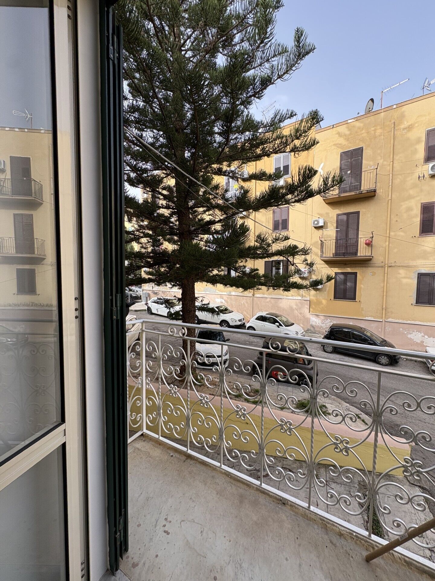 Deluxe kamer, balkon, uitzicht op de stad | Terrein van de accommodatie