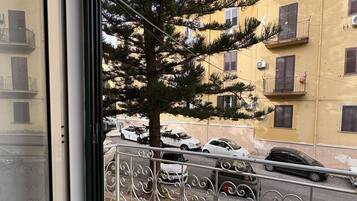 Deluxe kamer, balkon, uitzicht op de stad | Terrein van de accommodatie