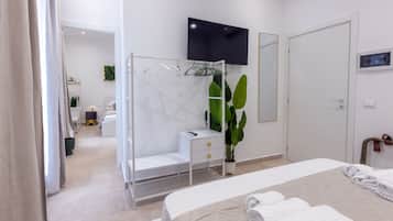Muebles diferentes, wifi gratis y ropa de cama