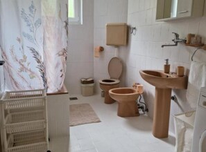 Sèche-cheveux, serviettes fournies, papier toilette