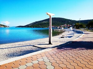Beach - Holiday House Neven - Three Bedroom Holiday House With Hot Tub (Vinisce)