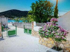 Property grounds - Holiday House Neven - Three Bedroom Holiday House With Hot Tub (Vinisce)