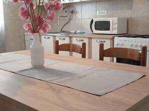 Fridge, microwave, oven, stovetop - Holiday House Neven - Three Bedroom Holiday House With Hot Tub (Vinisce)
