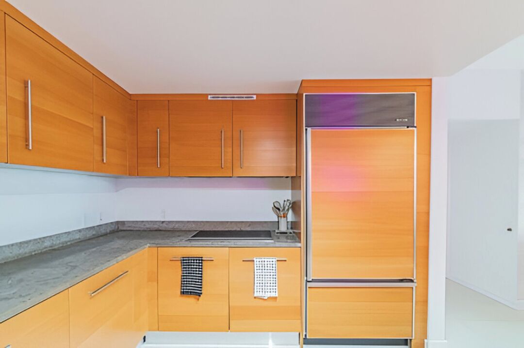 Luxury Suite, Balcony, City View | Dapur peribadi | Peti sejuk/penyejuk beku saiz penuh, ketuhar gelombang mikro, ketuhar 