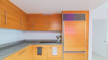 Luxury Suite, Balcony, City View | Dapur peribadi | Peti sejuk/penyejuk beku saiz penuh, ketuhar gelombang mikro, ketuhar