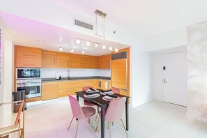 Luxury-Suite, Balkon, Stadtblick | Speisen