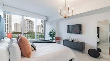 Suíte superluxo, sacada, vista para a cidade | Cofres nos quartos, escrivaninha, espaço de trabalho para notebook