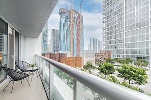 Luxury-Suite, Balkon, Stadtblick | Unterkunftsgelände