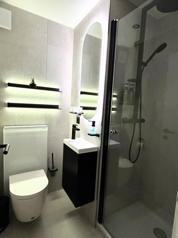 A modern bathroom with a toilet, sink, and shower. - Cosy Escape 3BR; 20 min Zurich Main Station; 2 Free Parking Spots (Schlieren)