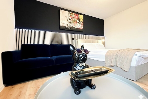 Bedroom with a 160 cm wide bed and extendable couch/bed with 140 cm mattress