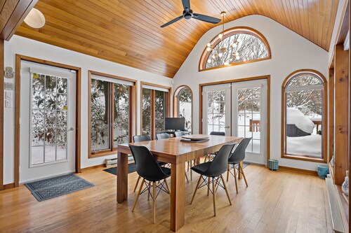 Fantastic 4-bedroom cottage close to skiing and shopping in Mont-Tremblant