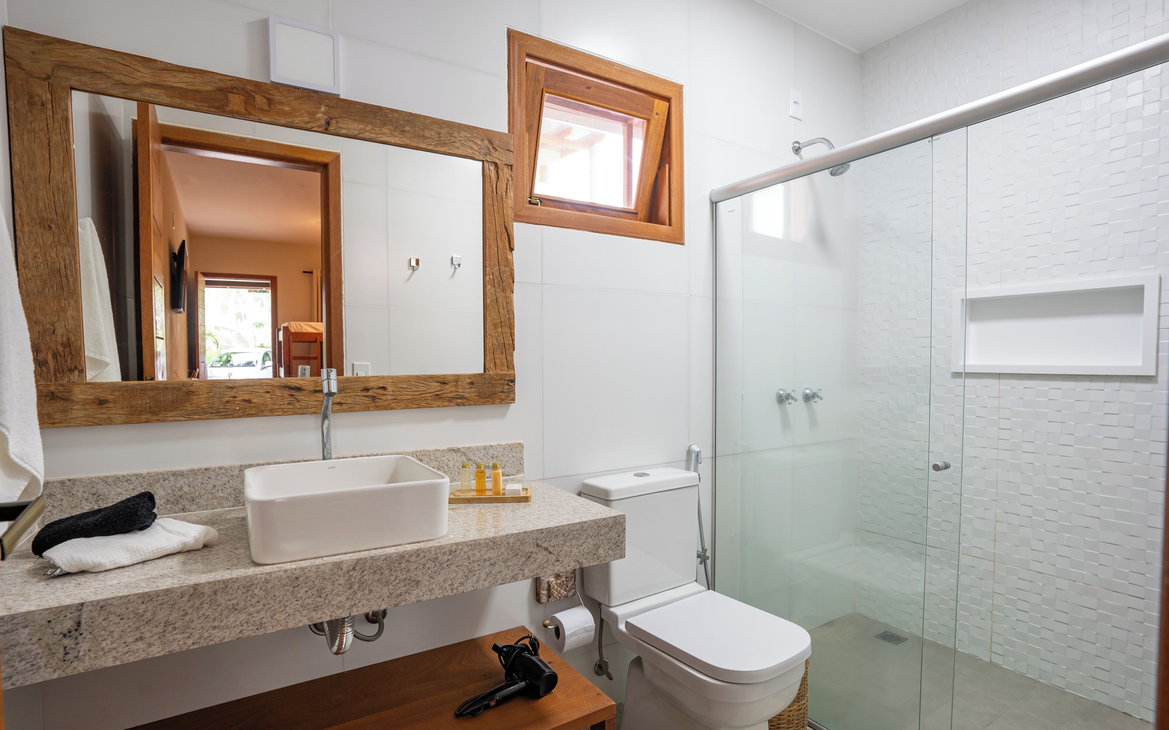 Buồng tắm vòi sen, đồ dùng nhà tắm miễn phí, máy sấy tóc, khăn tắm 