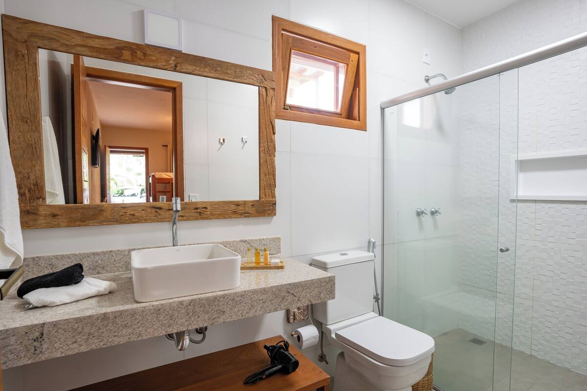 Buồng tắm vòi sen, đồ dùng nhà tắm miễn phí, máy sấy tóc, khăn tắm