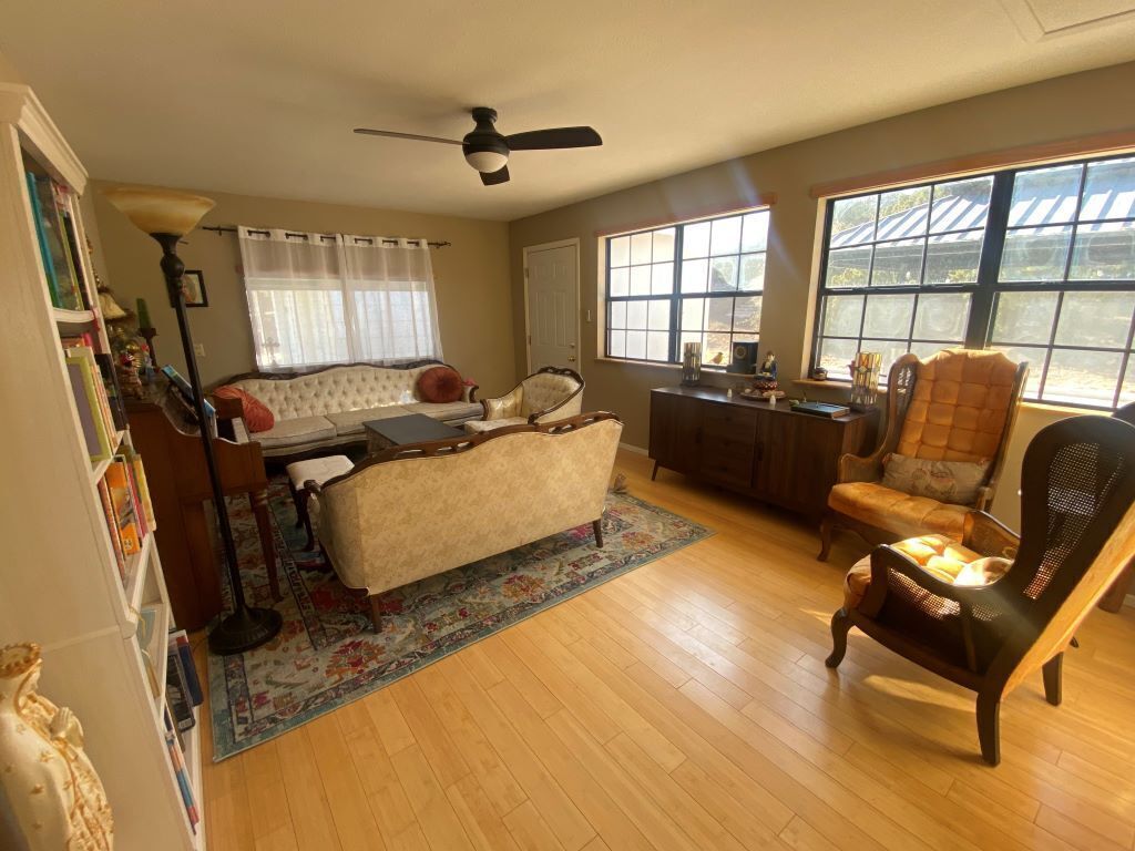 TV connectée, cheminée, lecteur de DVD, livres