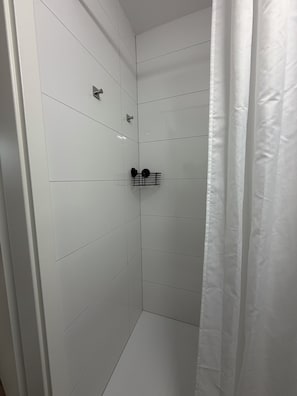 Dusche, Haartrockner, Seife, Toilettenpapier