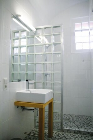 Comfort Single Room, Non Smoking, City View | Bathroom - ALCATRAZ Hotel am Japanischen Garten (Kaiserslautern)