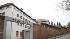 A building with a sign reading "ALCATRAZ". - ALCATRAZ Hotel am Japanischen Garten (Kaiserslautern)