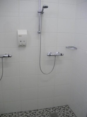 Basic Single Room | Bathroom - ALCATRAZ Hotel am Japanischen Garten (Kaiserslautern)