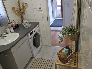 Dusche, Haartrockner, Handtücher, Seife