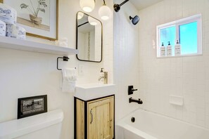 Dusche, Haartrockner, Handtücher, Shampoo