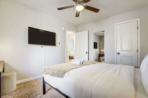 3 chambres, bureau, fer et planche à repasser, lit de bébé portatif