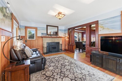 A Craftsman style gem, hot tub, close to ocean