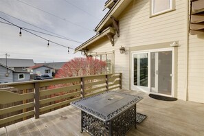 Terrace/patio - A Craftsman style gem, hot tub, close to ocean (Pacific City)
