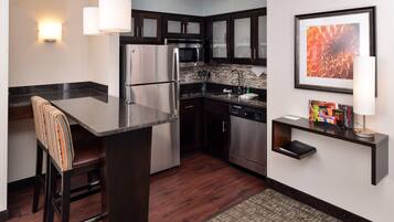 Réfrigérateur, four à micro-ondes, surface de cuisson, lave-vaisselle