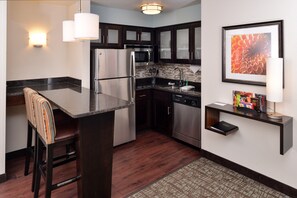 Frigorífico, microondas, placa de cocina y lavavajillas