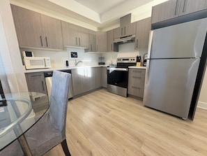 Mikrovågsugn, ugn, spishäll och diskmaskin