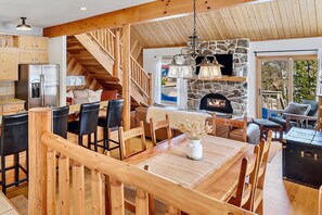 Dining - Rustic chalet near skiing & trails (Silverthorne)