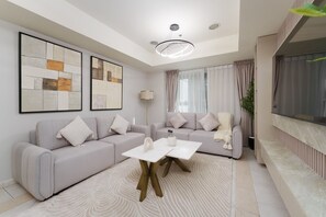 Living area - Large Flat with High Floor in Marina (Dubai)
