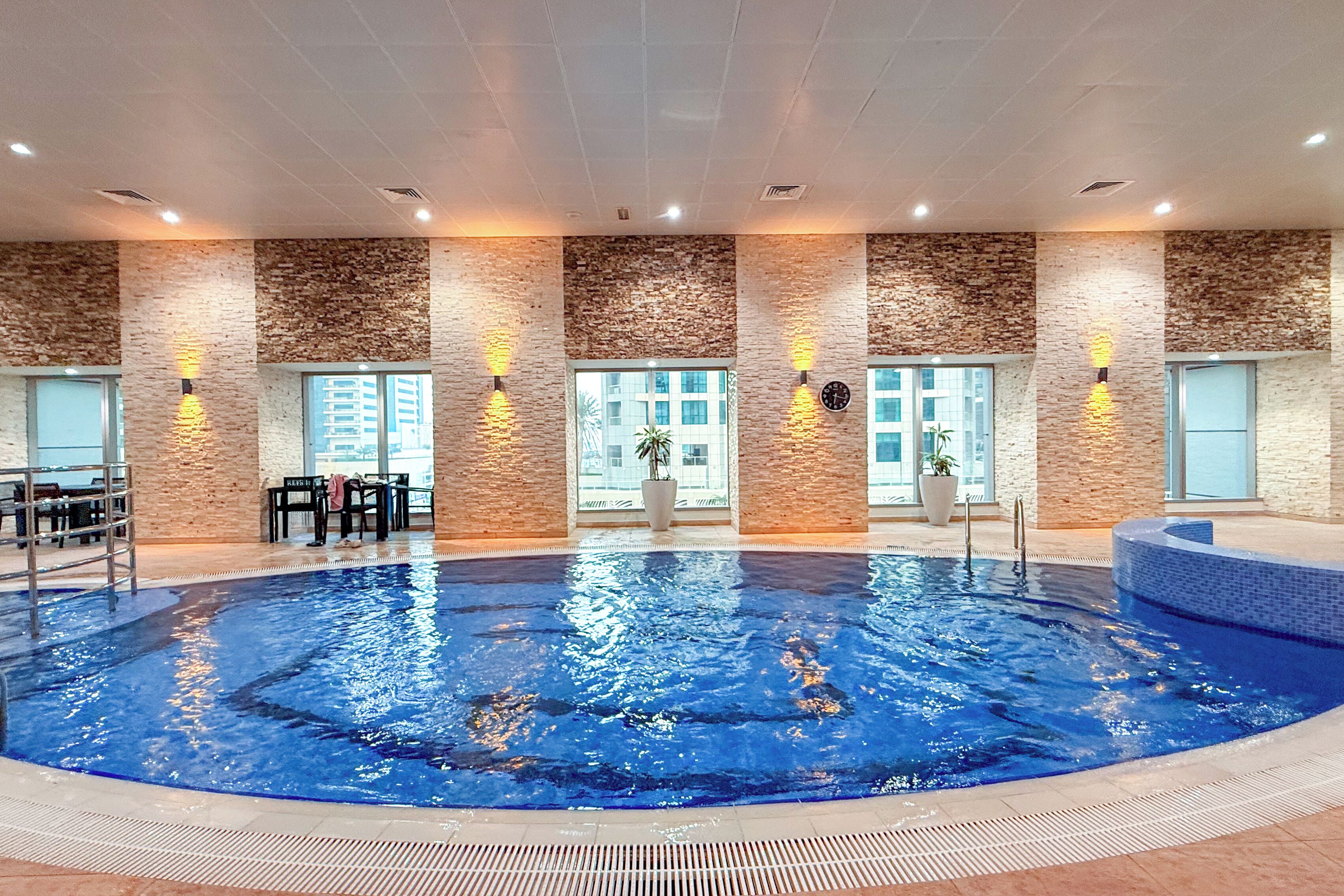 Sisäuima-allas, ulkouima-allas