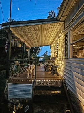 Outdoor dining - Cozy Retro Lakefront Hideaway (Bean Station)
