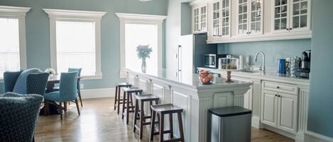 Kühlschrank, Mikrowelle, Geschirrspüler