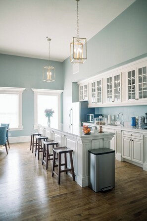 Fridge, microwave, dishwasher, coffee/tea maker