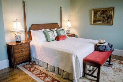 The Colonel's Suite: Charming Stay on Historic Kentucky Estate
