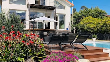 Una piscina al aire libre, una piscina climatizada