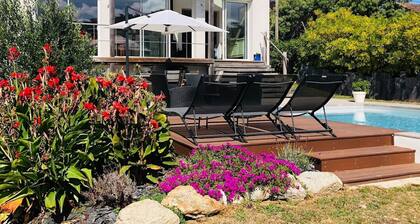 Family villa 10 persons - swimming pool and sea view - 400 m from the sea and the village