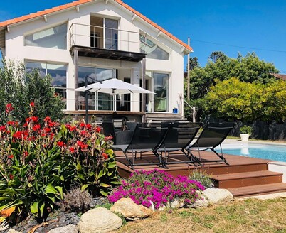 Family villa 10 persons - swimming pool and sea view - 400 m from the sea and the village