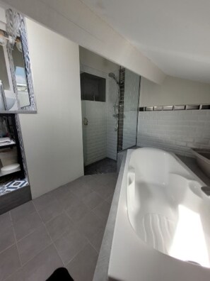 Shower, hair dryer, towels - Family villa 10 persons - swimming pool and sea view - 400 m from the sea and the village (Préfailles)
