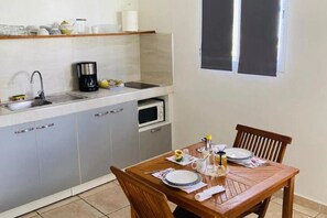 Réfrigérateur, micro-ondes, plaque de cuisson, moulin à café